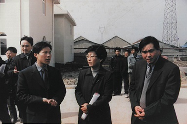 2001年2月20日，時(shí)任國家環(huán)保局副局長汪紀(jì)戎一行視察公司