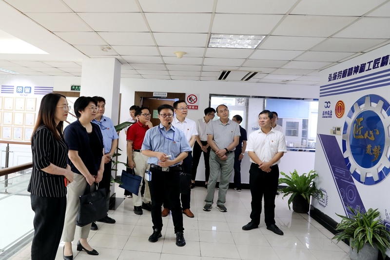2020年7月14日，時(shí)任浙江省總工會黨組成員、副主席張衛(wèi)華一行蒞臨景興紙業(yè)調(diào)研推進(jìn)新時(shí)代產(chǎn)業(yè)工人隊(duì)伍建設(shè)改革工作