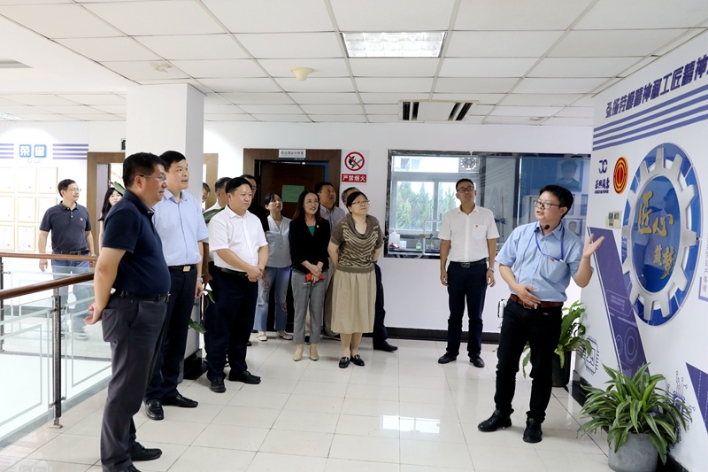2020年7月29日，時(shí)任浙江省政協(xié)常委、社法委副主任、省總工會副主席、一級巡視員董建偉蒞臨景興紙業(yè)調(diào)研新時(shí)代工匠培育工作