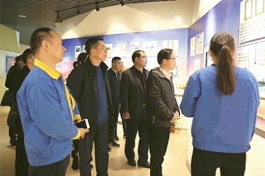 貴州省黔東南州委常委、榕江縣縣委書記賀代宏一行到公司參觀學(xué)習(xí)考察