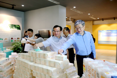 2019年 5月22日，時任浙江省社會組織綜合黨委專職副書記、省民政廳社會組織管理局局長蔡國華蒞臨景興紙業(yè)調(diào)研企業(yè)發(fā)展情況和黨建工作